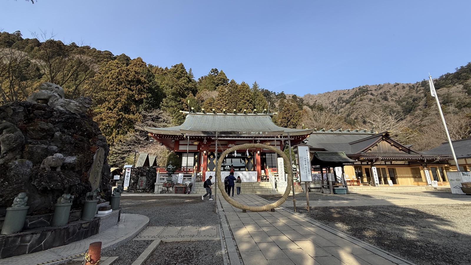 Lower shrine building and chinowa ring