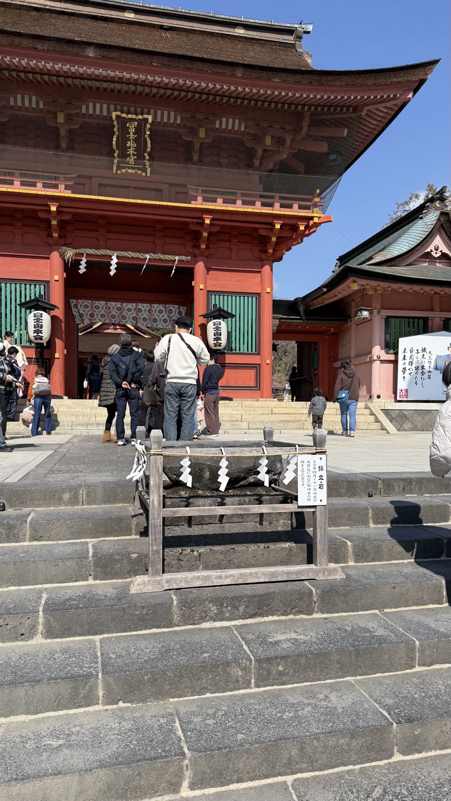 The two-storey gate and the hoko-tate-ishi