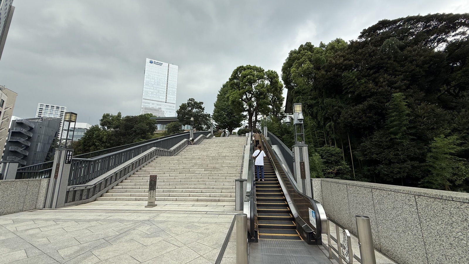 Sanno Otokozaka and the escalator