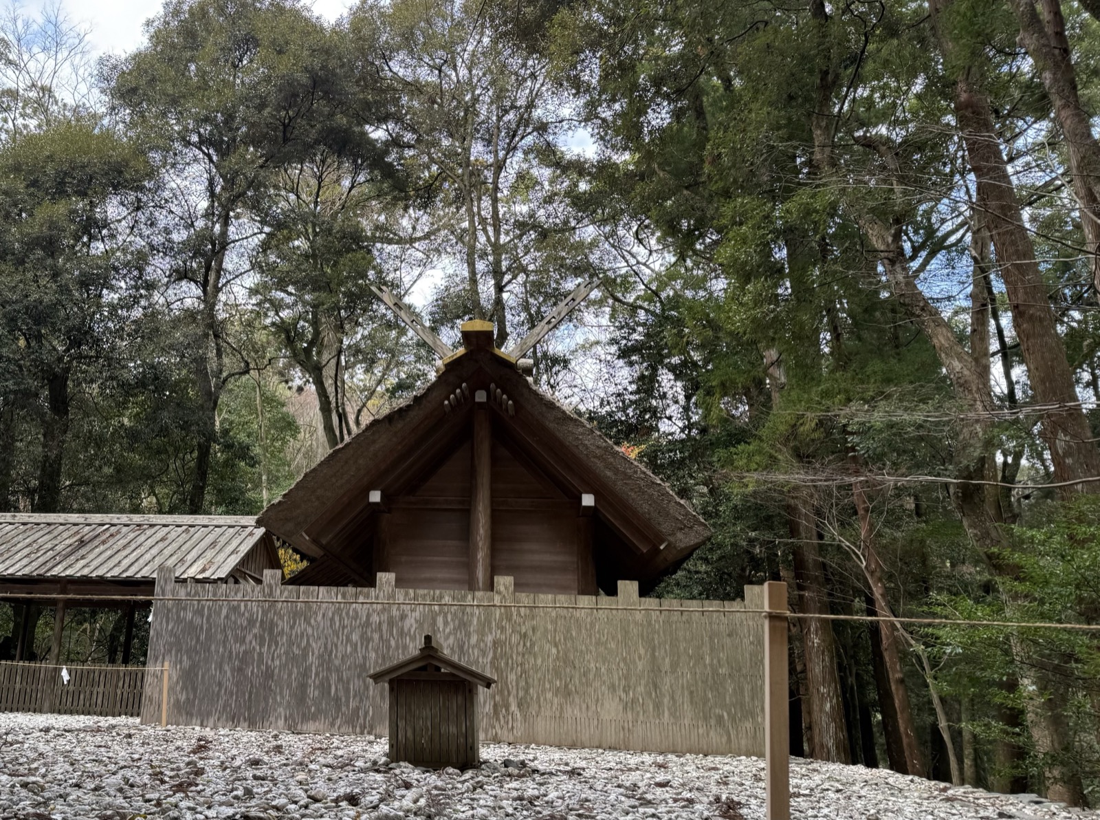 A shinmei-zukuri roof with chigi and katsuogi