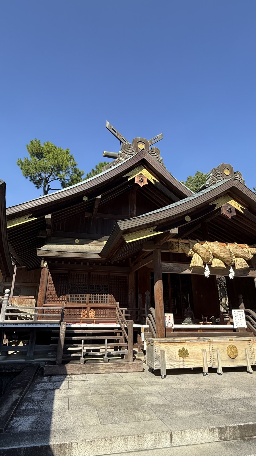 The main hall, hung with a large shimenawa