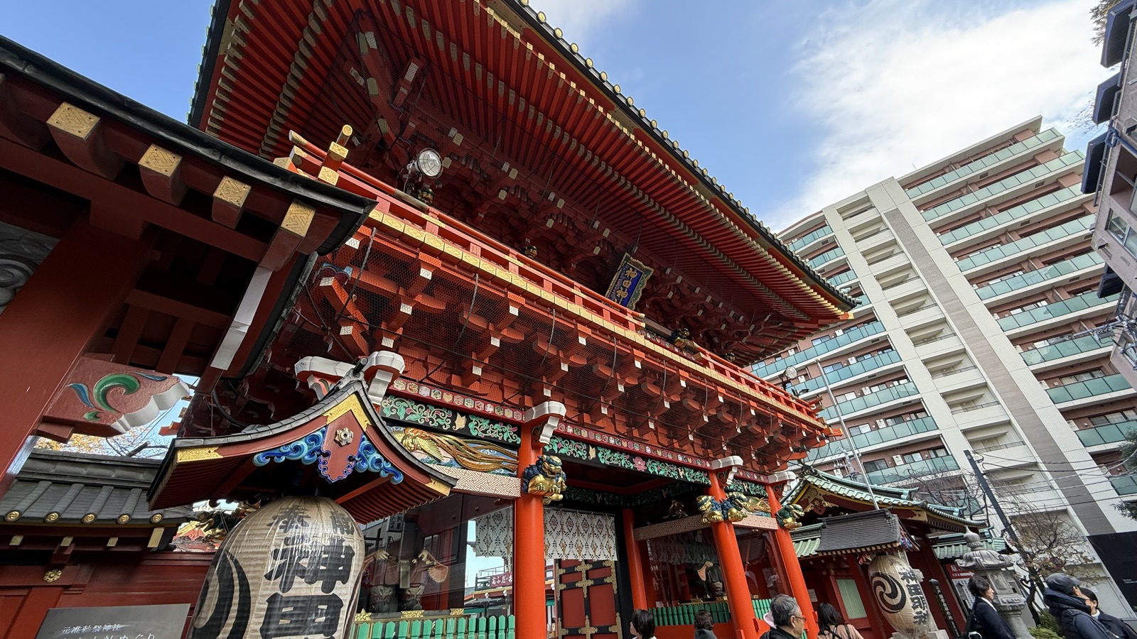 Under the eaves of the Zuishinmon gate