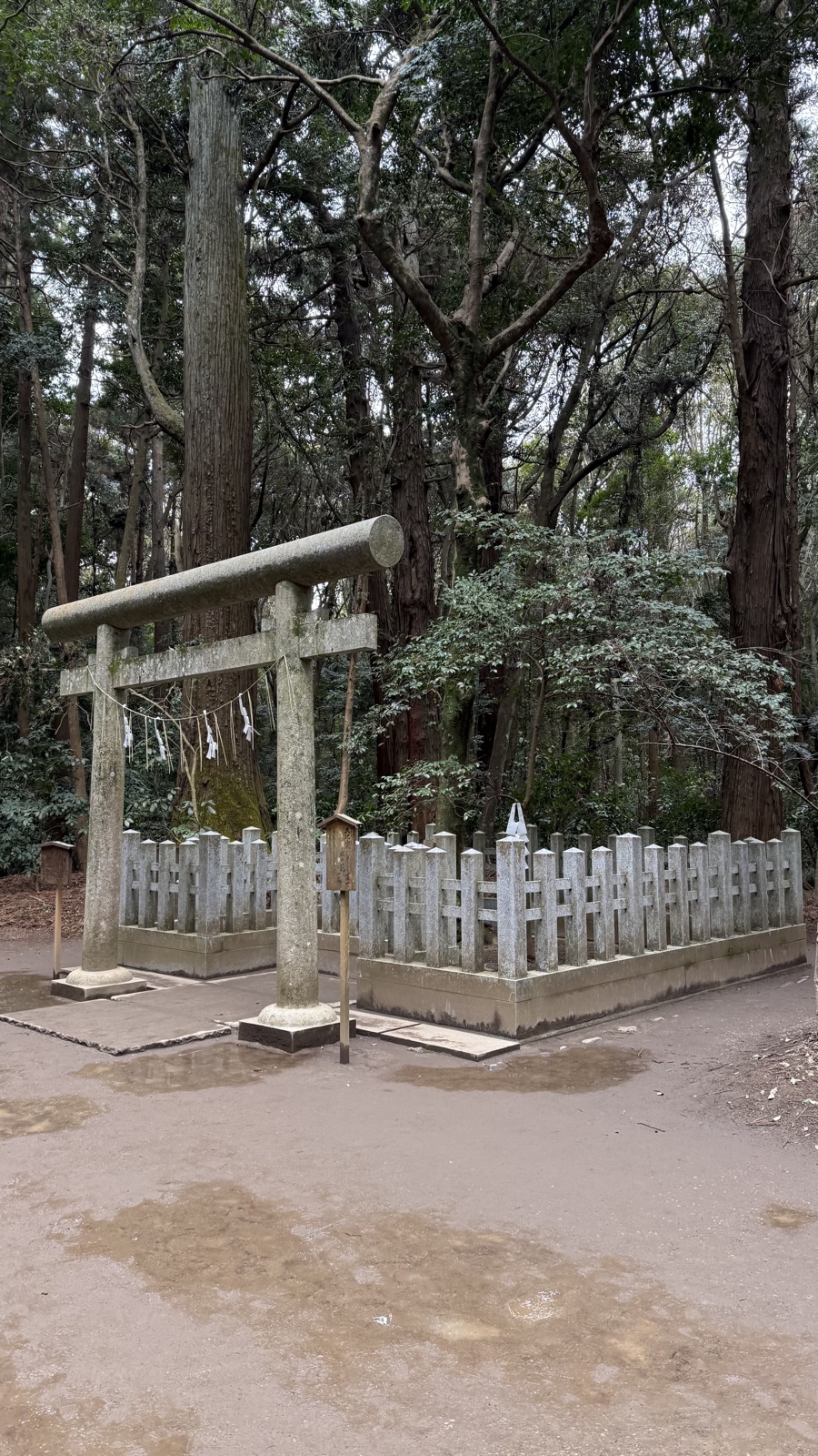 Tamagaki fence around the Kaname-ishi
