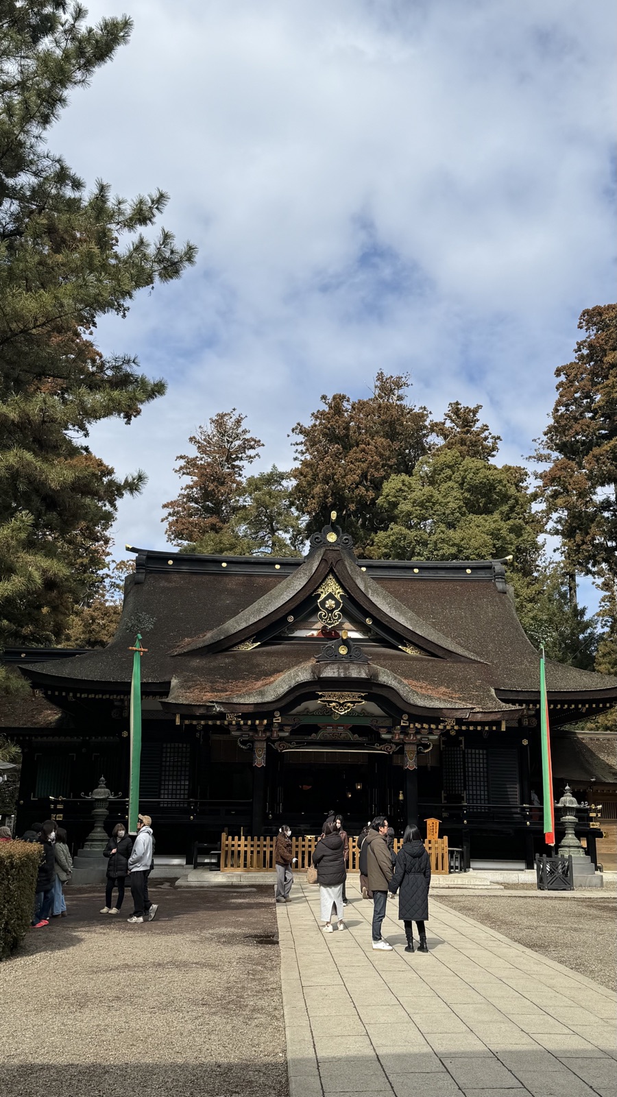 Black-lacquered main sanctuary