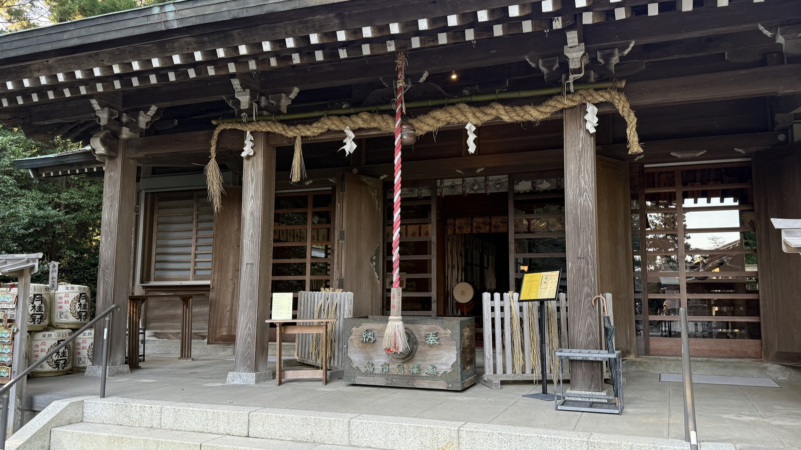 The front of the main hall, with its shimenawa and bell rope