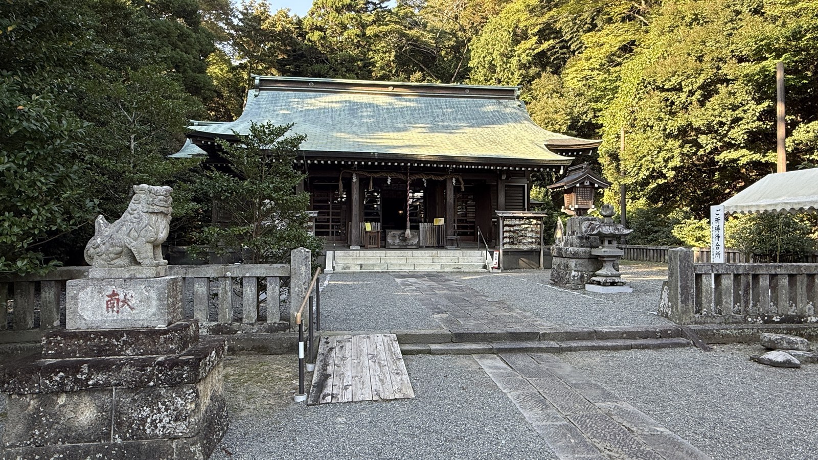 The grounds of Kawawa Jinja, with a komainu in front of the main hall