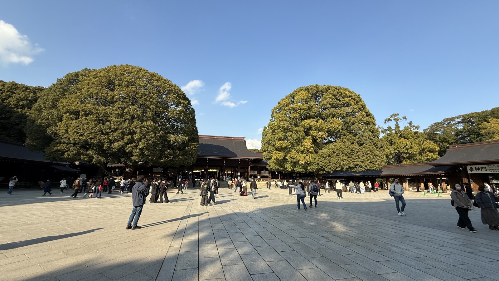 The plaza before the main hall, with the Meoto Kusu