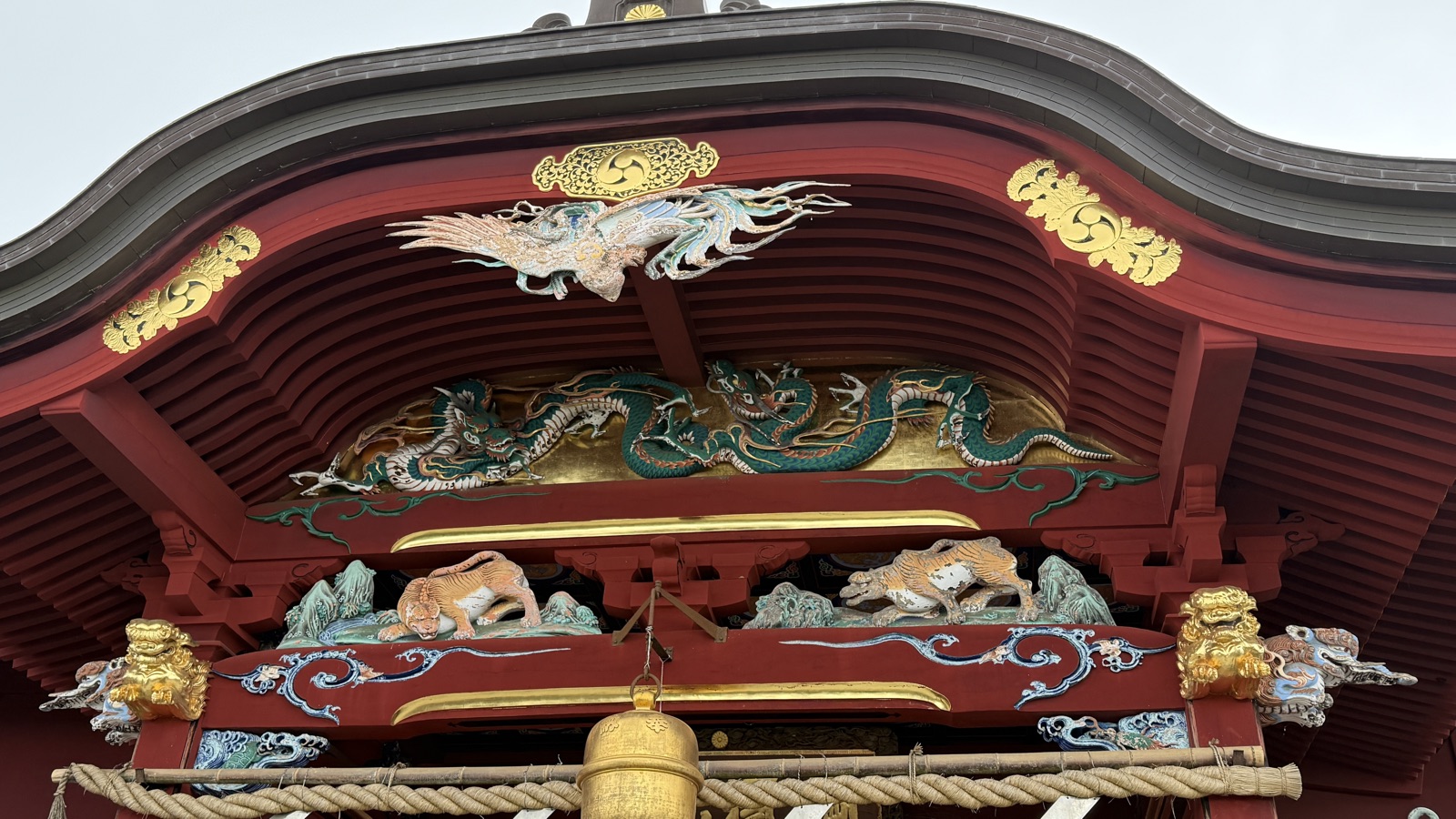Carvings under the eaves of the worship hall