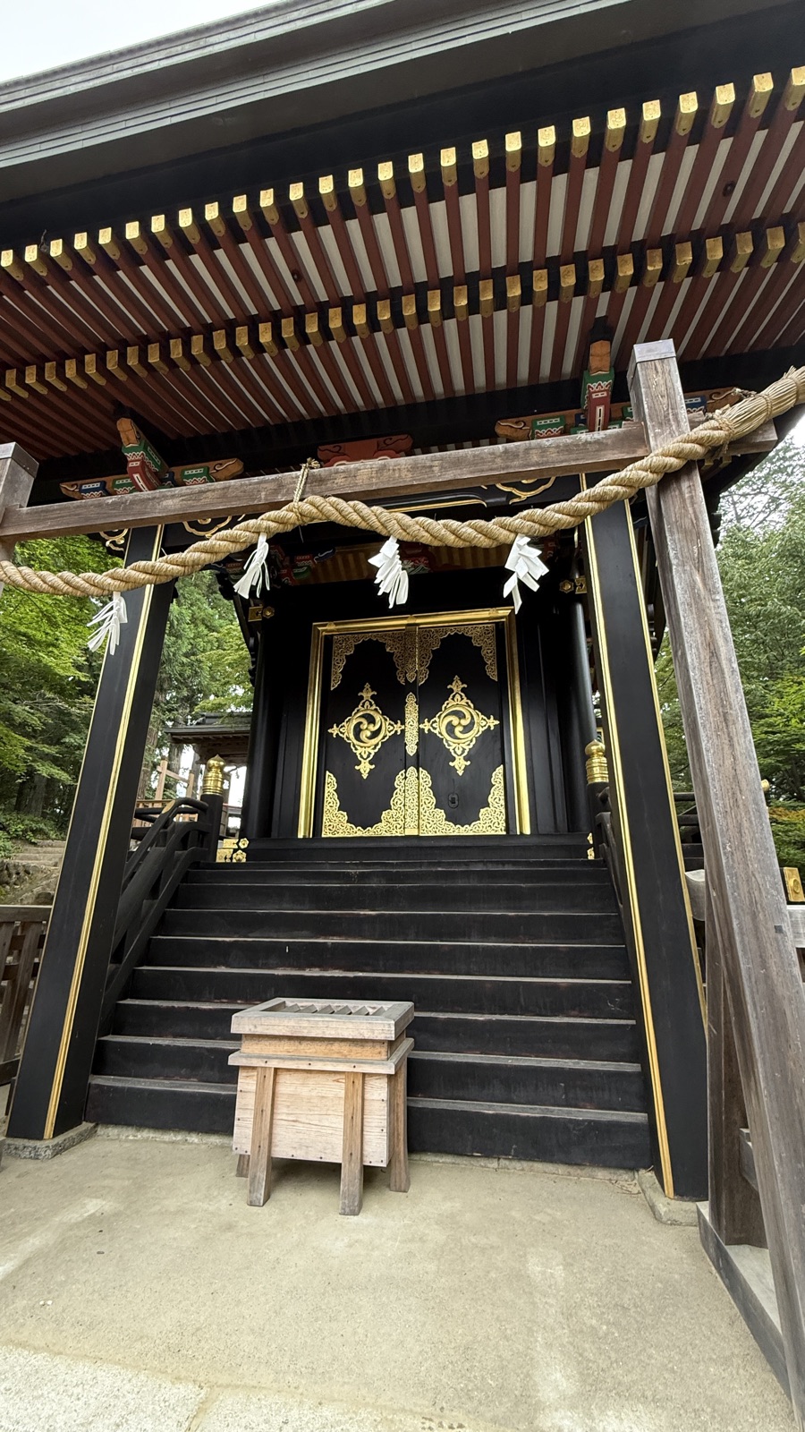 Black-and-gold shrine building