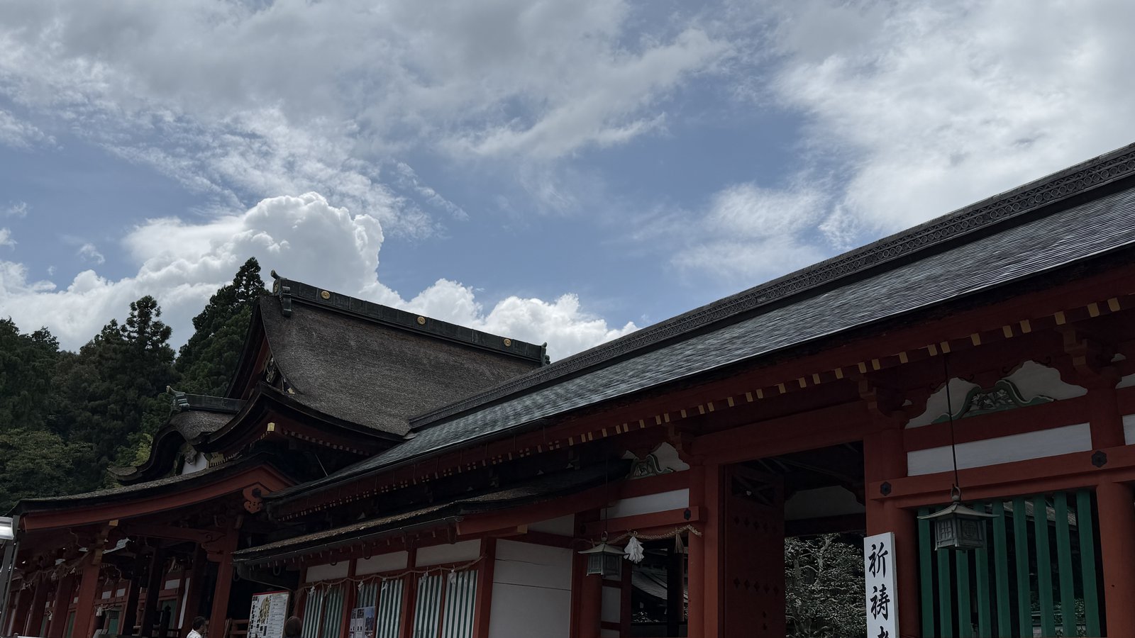 The eaves of a building with vermilion pillars and white walls