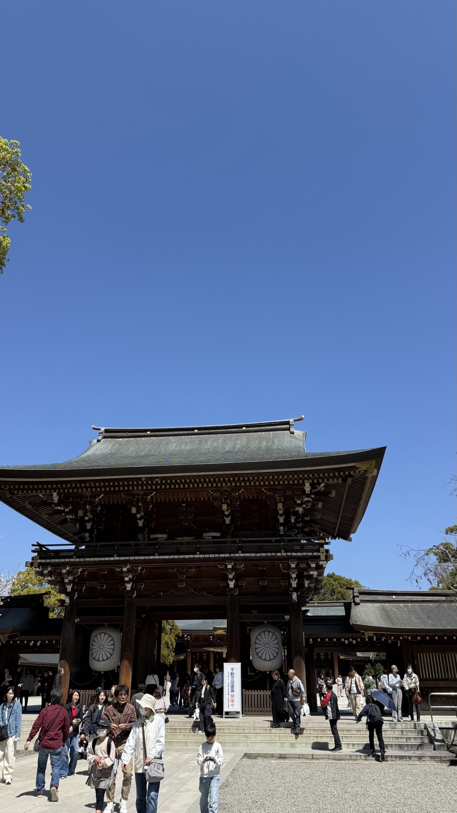 The shinmon gate seen from below