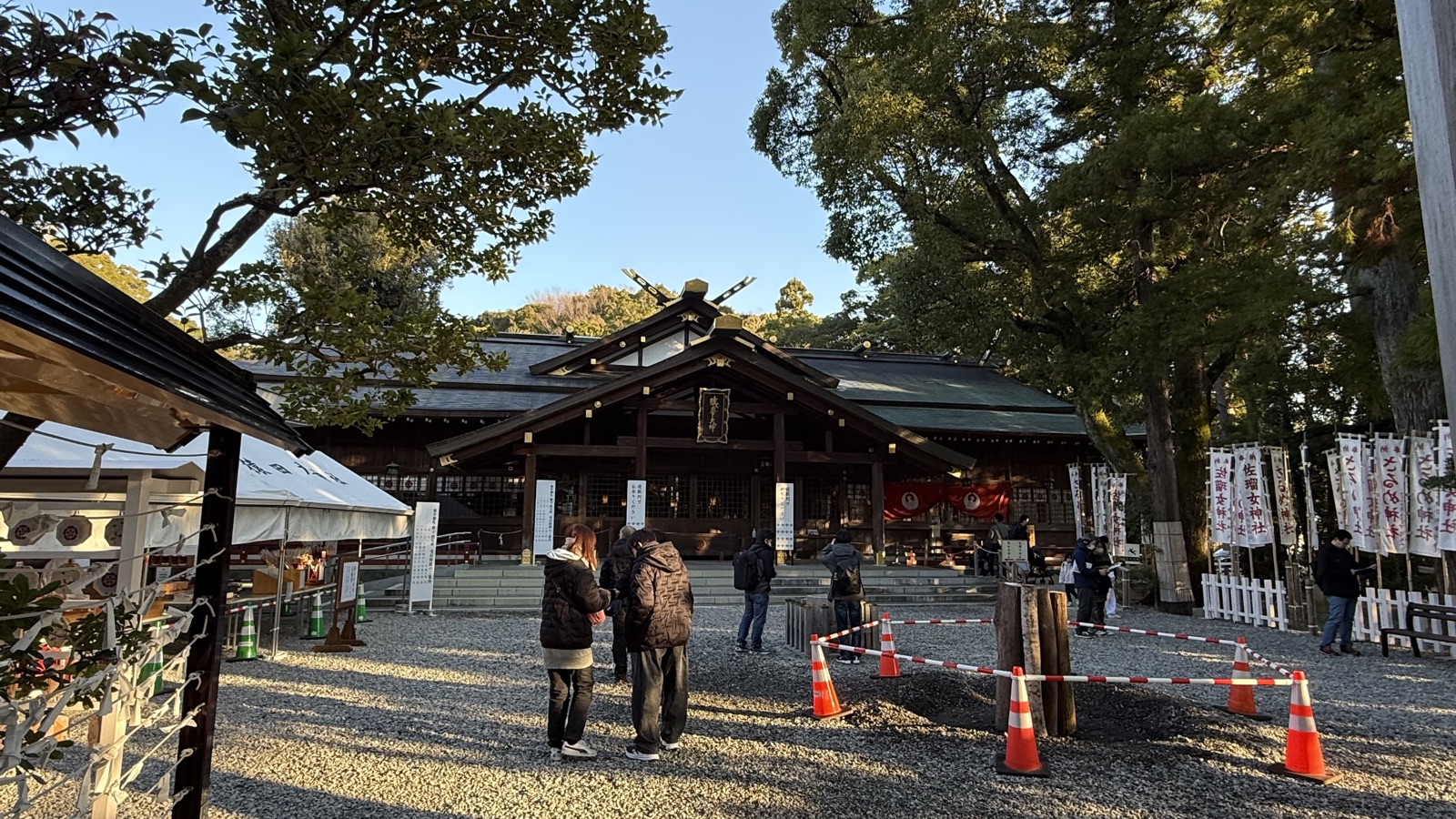 The main hall, with the banners of Sarume Jinja