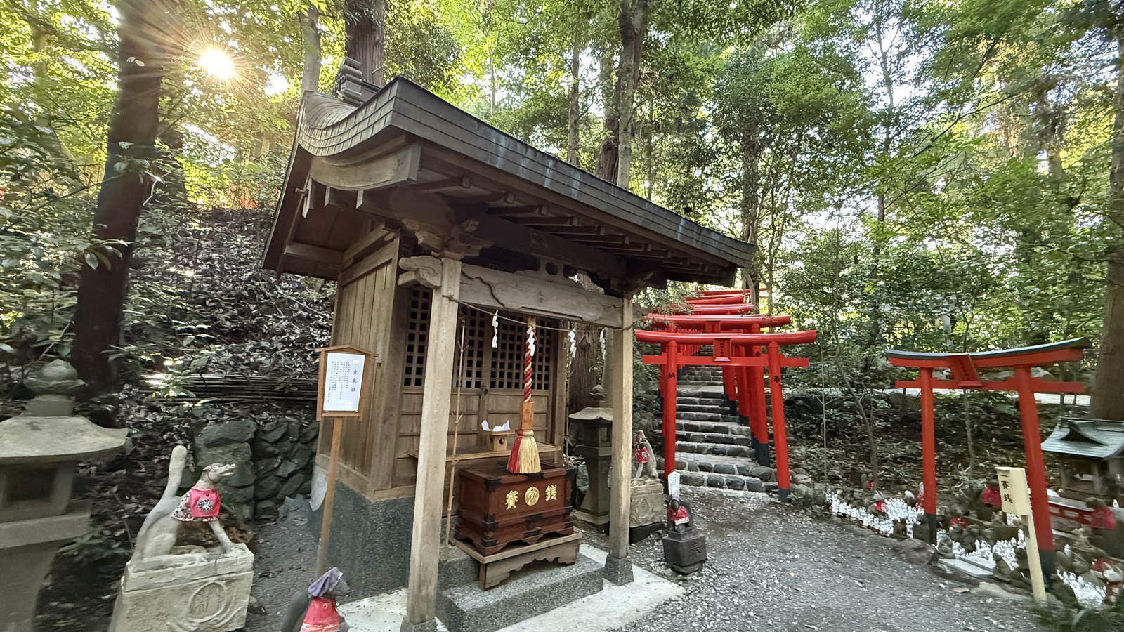 Fox statues and vermilion torii leading to small shrines