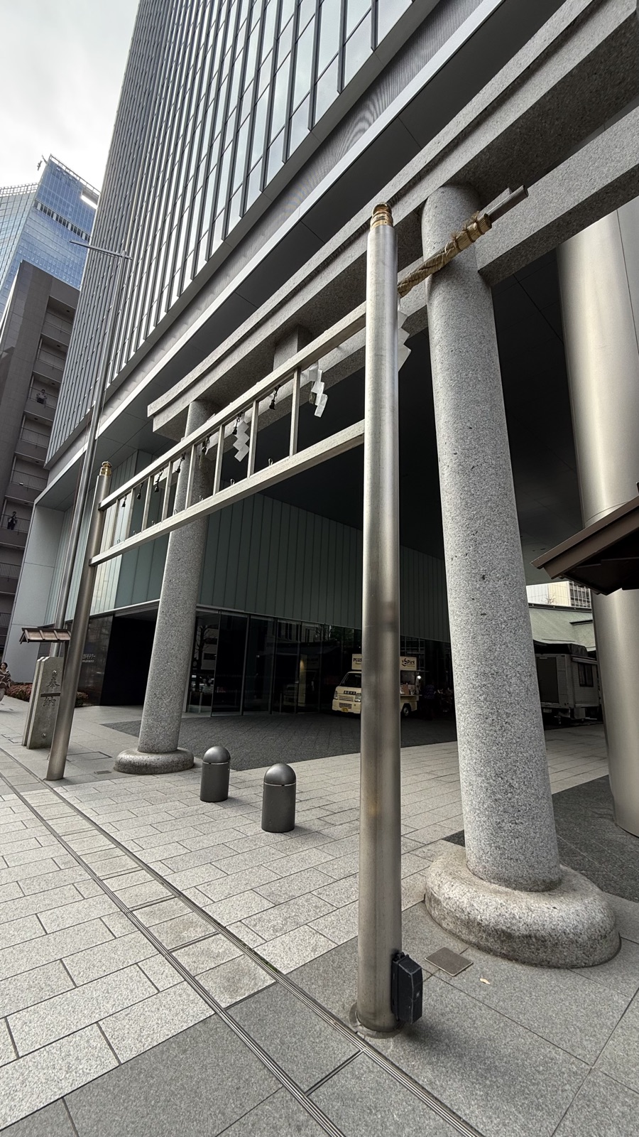 The bronze torii seen from below